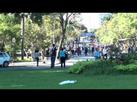 5 - Grupo a favor do Policiamento a caminho da Reitoria ocupada