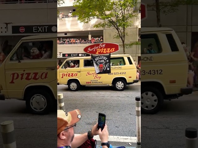 Vídeo relacionado con Stranger Things Navidad Surfer Boy Pizza Temporadas Comer Sudadera con Capucha