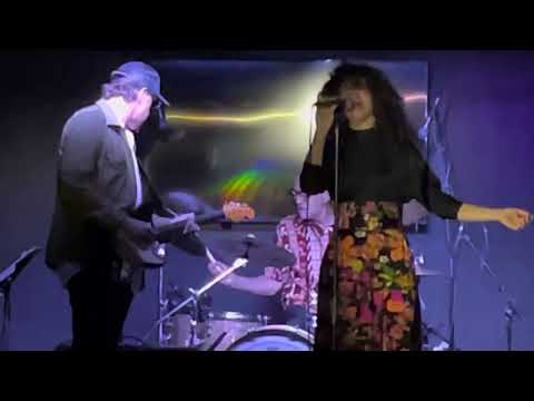 Joe Bonamassa riffing with Jade MacRae on KTBAS Med II