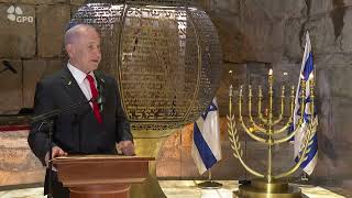 PM Netanyahu at the Second Hanukkah Candle Lighting with IDF Soldiers at the Western Wall (עדכוני משרד ראש הממשלה) - התמונה מוצגת ישירות מתוך אתר האינטרנט יוטיוב. זכויות היוצרים בתמונה שייכות ליוצרה. קישור קרדיט למקור התוכן נמצא בתוך דף הסרטון