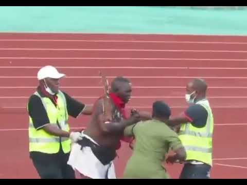 mganga na paka wake Waleta gumzo uwanjani kwenye mechi ya simba na platinum