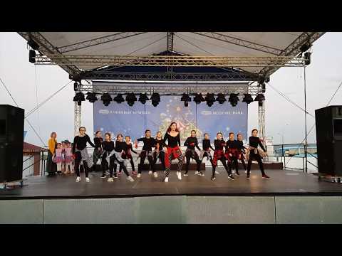 ZUMBA KIDS CHRISTMAS ''La chapiadora'' Zumba Xmas Show - Zumba with SaraG