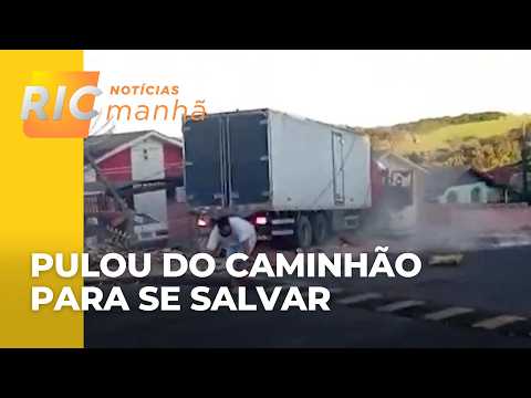 Caminhão sem freio desce rua desgovernado no PR; vídeo flagra homem pulando do veículo em movimento