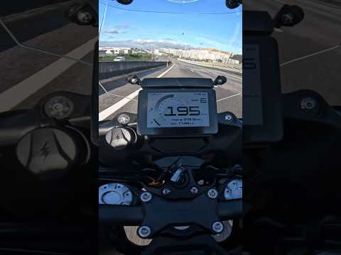 ROXI MOTO - Benelli TRK 702 top speed com top case