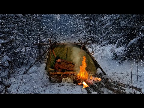 Cómo no morir congelado en el bosque salvaje en invierno. Refugio de Bushcraft y fogata para sobrevi