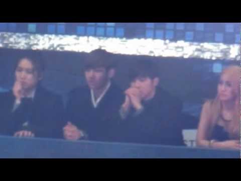 121229 TVXQ chatting with SJ and watching Park Ji Min& Beak Ah Yeon's stages @ SBS Gayo