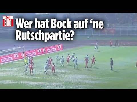 Kreisliga-Vibes in Malaysia: Regenschlacht im Matsch | Highlights