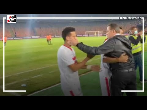 لاعبو الزمالك يصافحون خالد جلال المدير الفنى للبنك الاهلى و مدرب الزمالك الاسبق