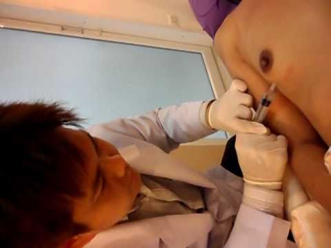 ผู้หญิงของฉันหน้าอกเล็ก หัวนมรัศมีขนาดใหญ่มากบนหน้าอกเล็ก
