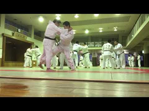 吉永(71歳)対台湾からの柔道修行生(18歳)・乱取り(投げて、抑えて、首を絞めたり、関節を取ったり)