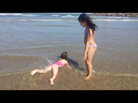 Diversão em dose dupla na praia 😍