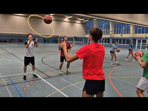 Kooperatives Koordinationstraining mit Basketball und Reifen