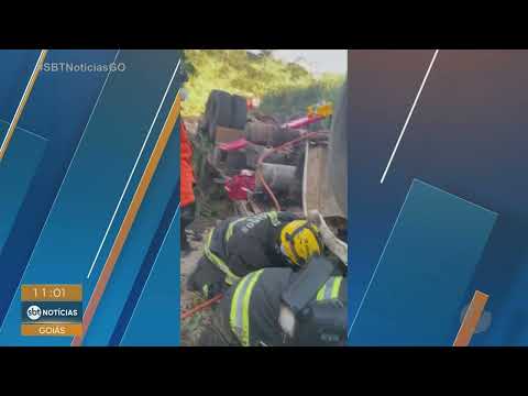 Carreta capota na GO-010 em Luziânia e motorista fica ferido