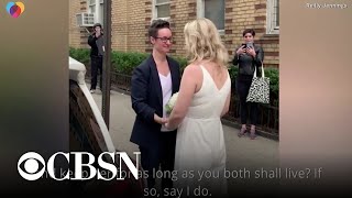 VIDEO Căsătorie inedită la New York - Ceremonie în stradă cu aplauze din balcoane 1 video