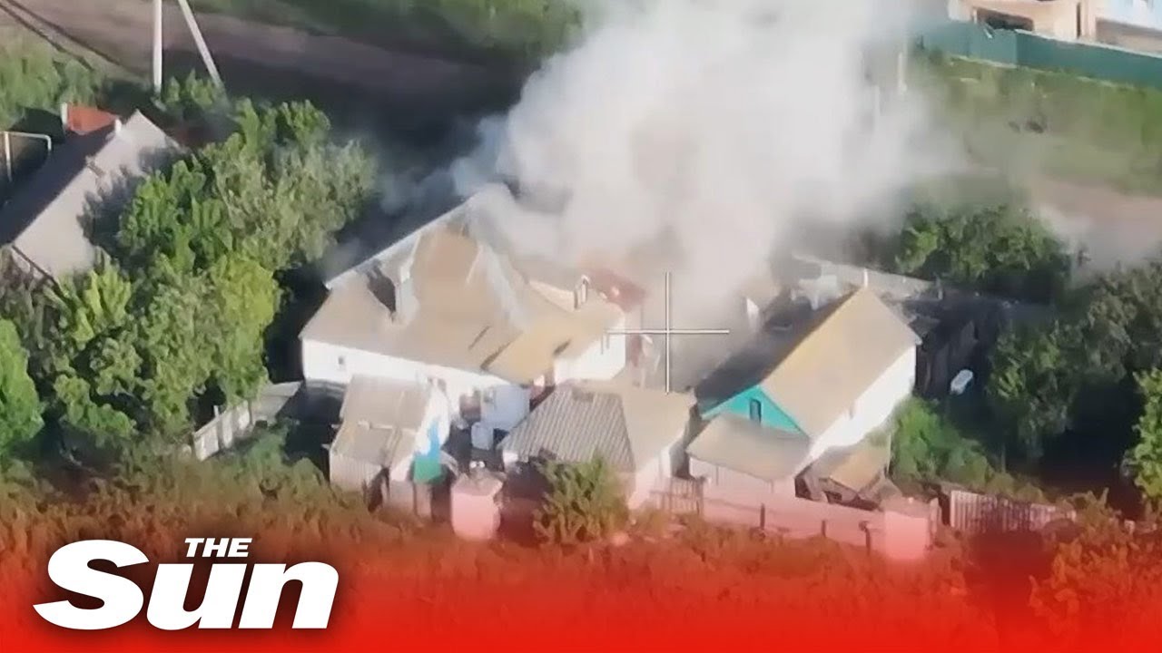 Soldados russos correm para salvar suas vidas enquanto tropas ucranianas bombardeiam casa ocupada