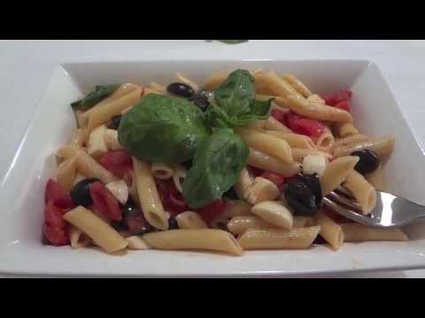 Pasta fredda con pomodoro e mozzarella