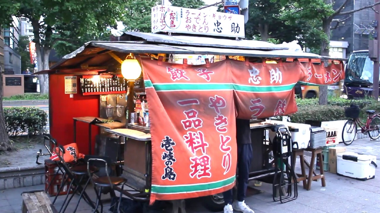 【福岡屋台の伝説】常連で直ぐに満席になる『忠助』がエグすぎた…人情と酒が染みる夜！女性人気も高い屋台｜japanese street food