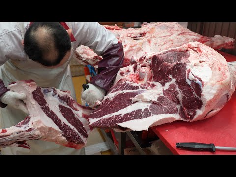 마장동 새벽에 혼자서 500kg넘는 소 한마리 해체하는 발골 달인 / How to Butcher a Cow - Korean Street Food