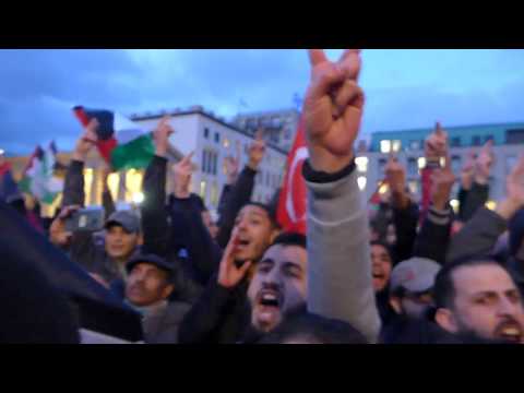 Palästinenser protestieren vor der US Botschaft in Berlin gegen Donald Trump