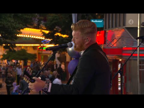 Sven-Ingvars gör ett magiskt framträdande med sin låt ”Rör vid mig igen” - Sommarkrysset (TV4)