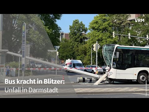 Darmstadt: Schwerer Busunfall auf Landgraf-Georg-Straße
