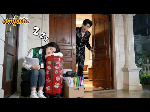 Noche lluviosa, chica despedida durmió en puerta del CEO.¡Pero él la llevó a casa y la mimó sin fin!