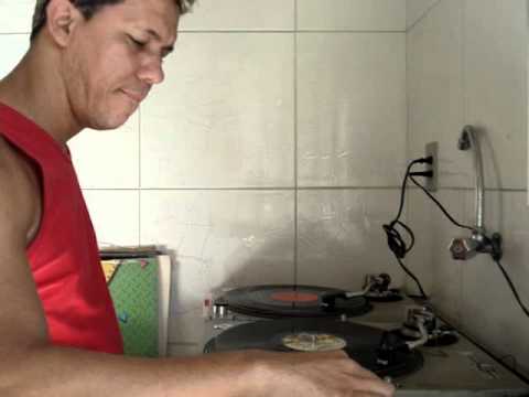 Adriano Dj mixando mega jons bass em rotação 45 .