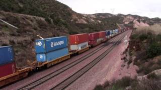 preview picture of video 'Cajon Pass - BNSF Intermodal meetup at Swartout Canyon Rd'