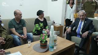 ראש הממשלה נתניהו מעדכן את משפחת פלדמן על השבתו ארצה של צבי פלדמן ז"ל (עדכוני משרד ראש הממשלה) - התמונה מוצגת ישירות מתוך אתר האינטרנט יוטיוב. זכויות היוצרים בתמונה שייכות ליוצרה. קישור קרדיט למקור התוכן נמצא בתוך דף הסרטון