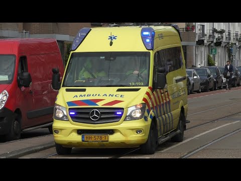 Verschillende Ambulances met spoed in Amsterdam-Oost