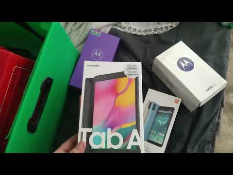 Varias cajas de celulares viejos (incluído el que uso), y la de una tablet