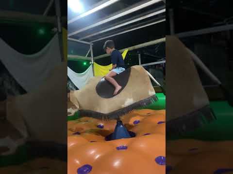 Diversão no touro mecânico