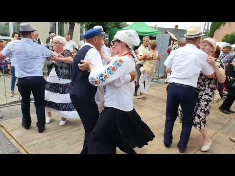 Ludowo i wesoło:Najlepsze pary oberkowe wirują przed sceną w Skaryszewie.