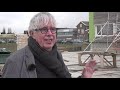 Afgebroken huis wederopgebouwd bij drijvende boerderij in haven