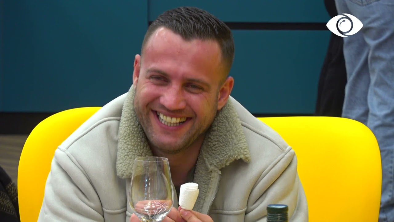 Luizi po krijon një trëndafil prej letre, kujt ka ndërmend t'ja dhurojë?!