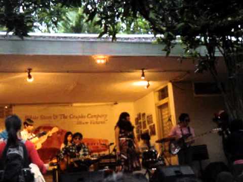 White Shoes and The Couples Company - Feat Oomleo (LIVE) at Rumah Buku