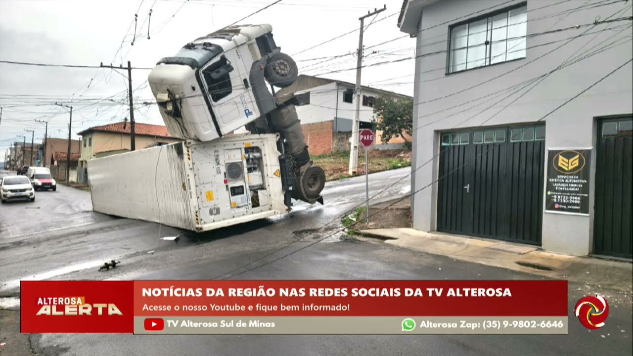 Caminhão tomba e danifica rede elétrica em Cambuí