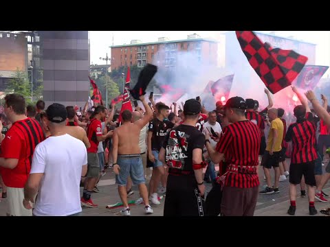 Tifosi a Casa Milan festeggiano i goal contro il Sassuolo: ragazzo soccorso dopo scoppio petardo