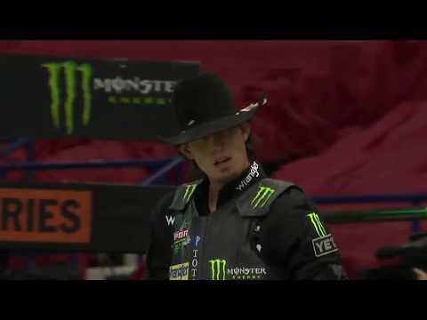 JB Mauney Rides Biker Bob with a Possible Broken Wrist | 2019 PBR: Unleash The Beast