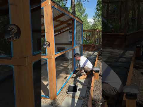 Warum wirkt ein Hühnerkäfig unsichtbar, wenn man ihn schwarz streicht?