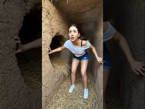 El niño está detrás de la niña