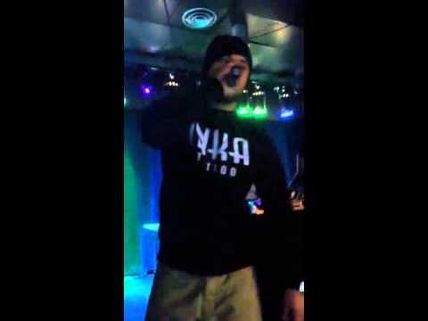 LANI MO BJUDER UPP A-9 PÅ SCEN