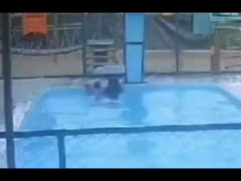 Mãe é presa ao tentar afogar a filha de seis meses em piscina; Veja o vídeo