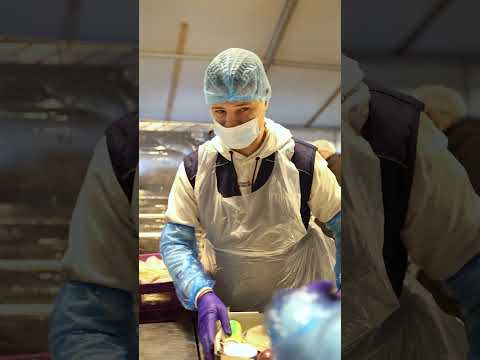 متطوعو "إمكان الإسكان" يشاركون في تحضير 5000 وجبة إفطار ضمن شراكة البنك الاستراتيجية مع تكية أم علي 