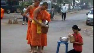 preview picture of video 'Daily Giving and Daily Receiving: Alms Round in Laos'