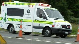 preview picture of video 'St John Ambulance #26 Responding, SH16, 11 Nov 09'