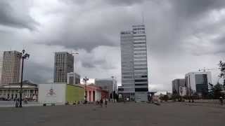 preview picture of video 'Club Fred arrival in Ulaanbtaar (Ulan Bator) - Strolling around the Parliament Square'
