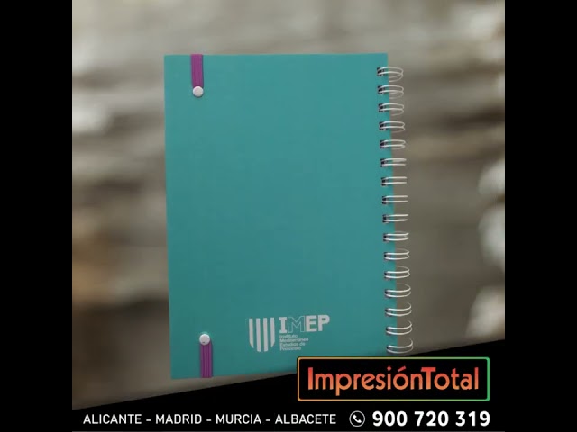 Vídeo relacionado con Regalo Original Cuaderno grande de tapa dura personalizado con foto o texto y con un bolígrafo incluido 29,5 cm x 22 cm