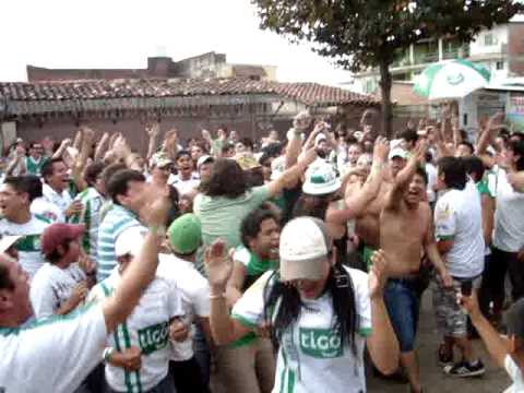 "la pesada barra brava de oriente petrolero" Barra: Los de Siempre • Club: Oriente Petrolero