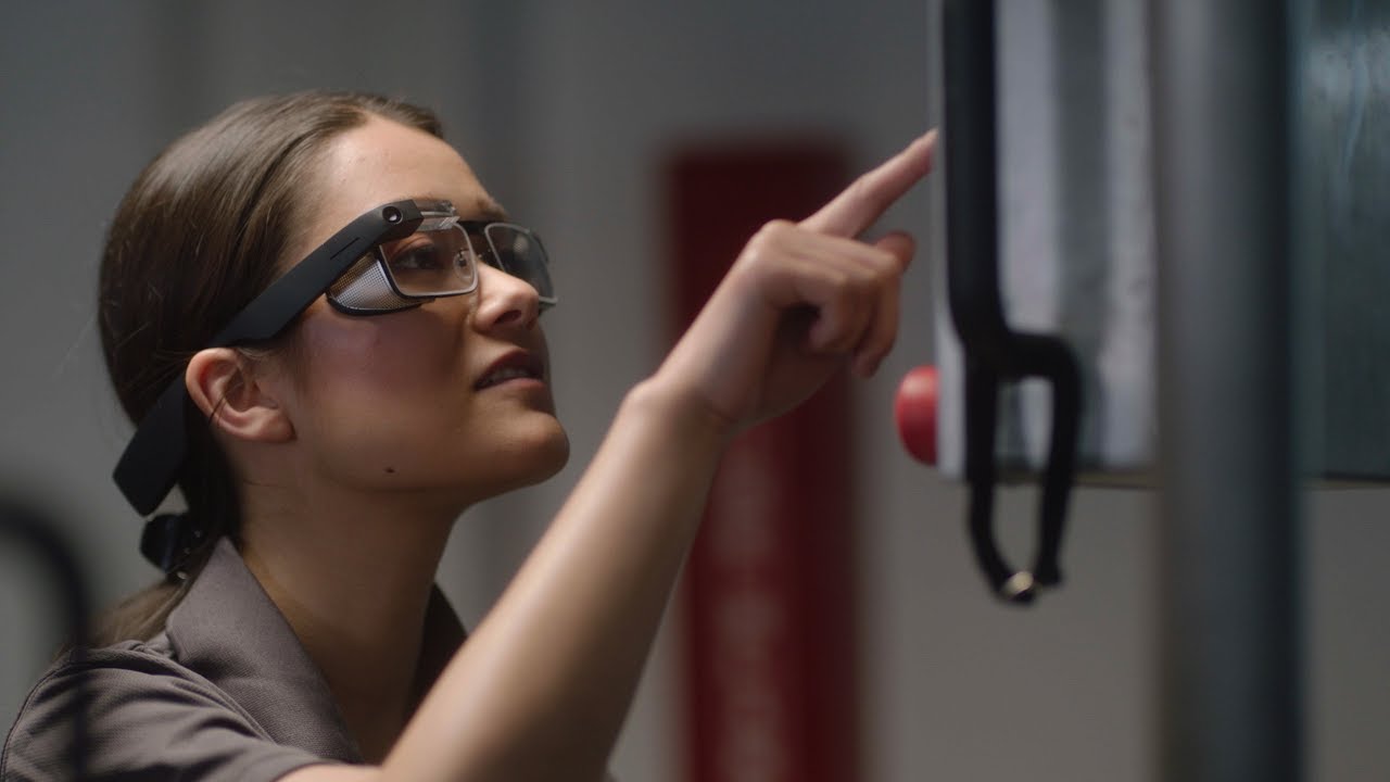 Google представила новую гарнитуру дополненной реальности Glass Enterprise Edition 2. Новые Glass Enterprise Edition 2 стоят 999 долларов. Фото.